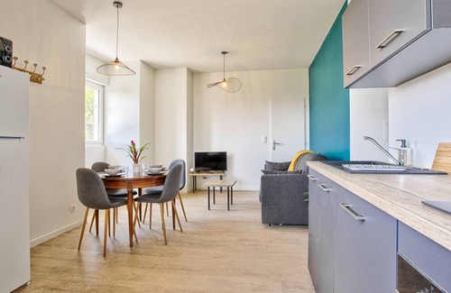 Merville-Franceville-Plage Apartment | Coastal stay in Merville-Franceville for 4 guests, wifi, parking