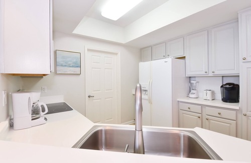 Destin Condo | Coastal 12th Floor Beachfront Condo w/Close Dining & Shopping in Destin! 🌊🌴💙