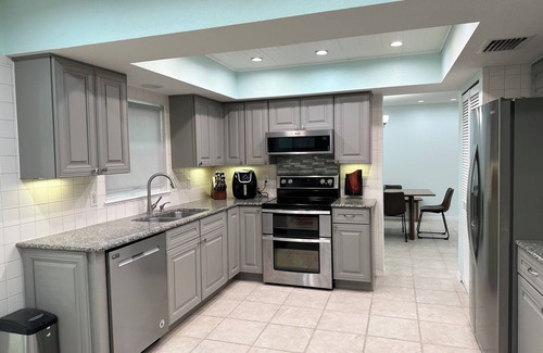 Summerplace House | Coastal 3-bedroom cottage 4 blocks from the Beach w/Mini Golf in Vero Beach