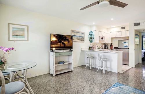 Gulfport Condo | Coastal and Cozy~ Pet Friendly~ Close to it All
