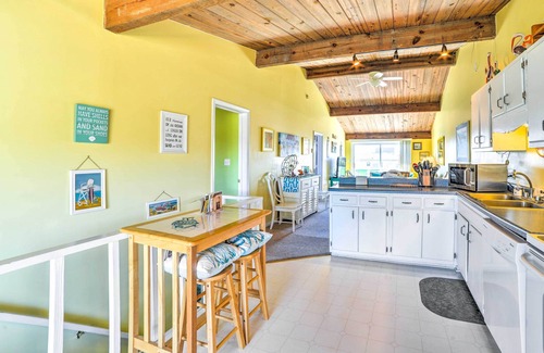 Atlantic Beach Cottage | Coastal Atlantic Beach Duplex < 1 Mi to Boardwalk!