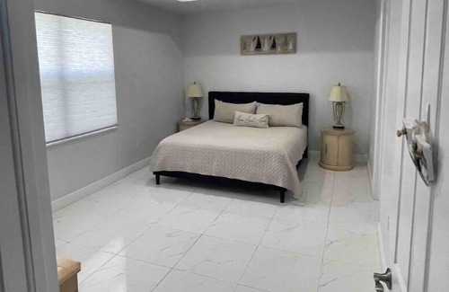 San Carlos Park House | Coastal Aviator's Haven: 4BR Modern Delightn