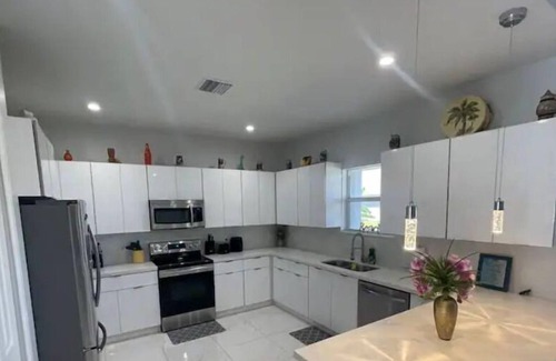 San Carlos Park House | Coastal Aviator's Haven: 4BR Modern Delightn