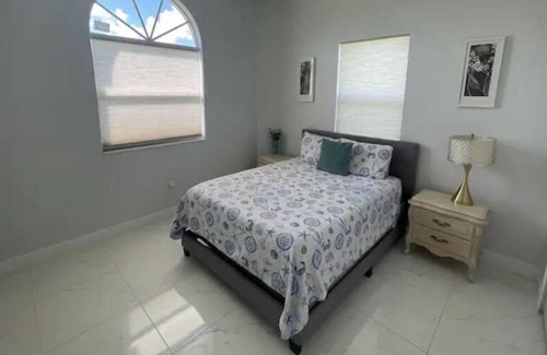 San Carlos Park House | Coastal Aviator's Haven: 4BR Modern Delightn