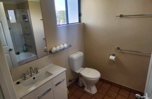South Townsville Apartment | Coastal Breeze Studio- Steps Away from City, Stadium & Ferry