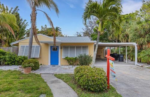 Bay Esplanade House | Coastal Breeze - Beach Pool Home!