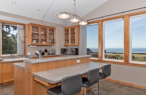 Sereno del Mar House | Coastal Breeze- Just north of BB, in a quite coastal community, great views
