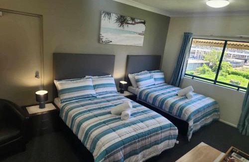 South Townsville Hotel | Coastal Breeze Studio- Steps from CBD,Stadium&Ferry