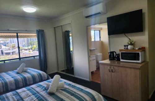 South Townsville Hotel | Coastal Breeze Studio- Steps from CBD,Stadium&Ferry