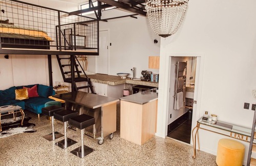 Mapua Apartment | Coastal Calm | Luxe Stay with Views, Bath & Fire.