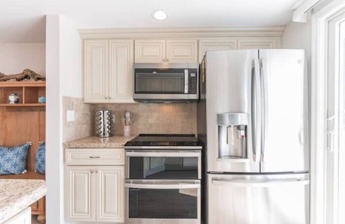 North End Apartment | Coastal Centrally Located - 2 bd/1 bath 2nd Floor Unit