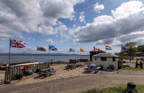 Kilchattan Bay Apartment | Coastal Charm Summary