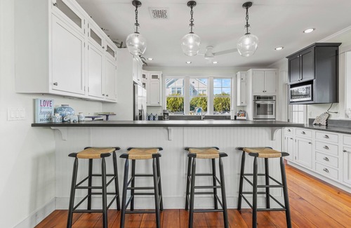 Southern Coast House | Coastal Charm with Stunning Views – Steps from the Shoreline!