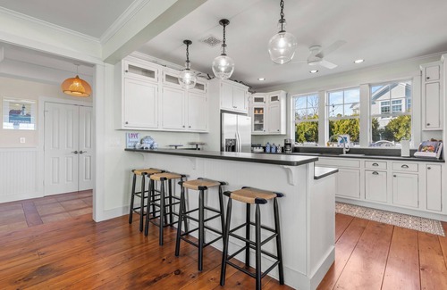 Southern Coast House | Coastal Charm with Stunning Views – Steps from the Shoreline!