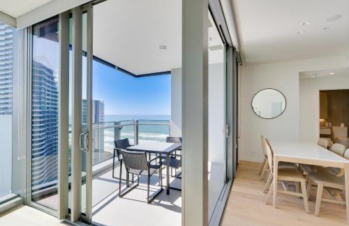 Broadbeach Apartment | Coastal Chic 2BR Steps to Beach and Dining