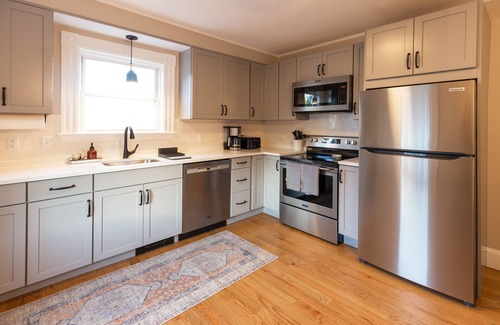 Plymouth Apartment | Coastal Corner 2 - Downtown Plymouth