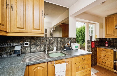 Bembridge House | Coastal Cottage is a charming, dog-friendly, 3-bedroom family bungalow