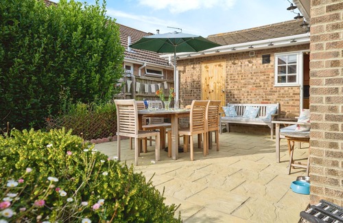 Bembridge House | Coastal Cottage is a charming, dog-friendly, 3-bedroom family bungalow