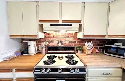 East Shore Cottage | Coastal Cottage near Yale, Beaches, & Weddings!
