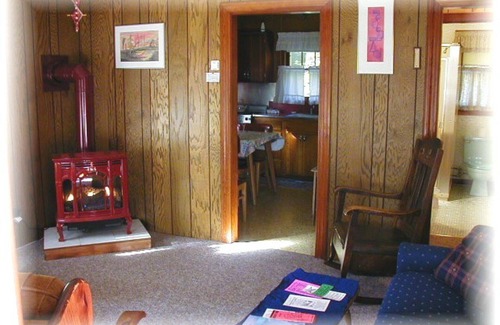 Sturgeon Bay Cottage | Coastal Cottage Resort. Comfy Cozy Cottage. Sleeps Up To 5, Free WiFi, Secluded