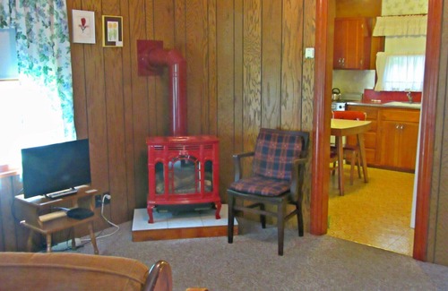 Sturgeon Bay Cottage | Coastal Cottage Resort. Comfy Cozy Cottage. Sleeps Up To 5, Free WiFi, Secluded