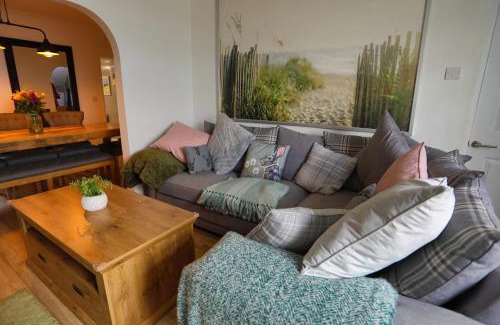 Skelton-in-Cleveland House | Coastal Cottage with Hot Tub and Garden Sleeps 8
