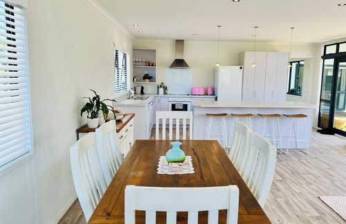 Waihi Beach House | Coastal Cutie, 150m to the Beach