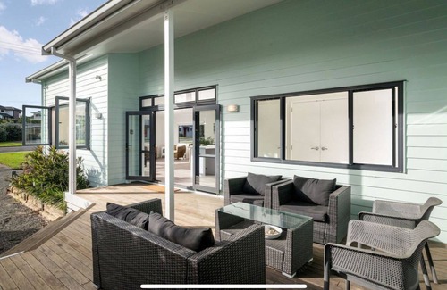 Waihi Beach House | Coastal Cutie, 150m to the Beach