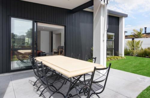 Papamoa Beach House | Coastal Delight - close to the Beach and shops