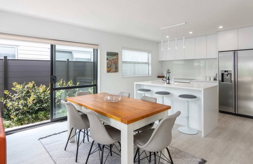 Papamoa Beach House | Coastal Delight - Walk to cafes and beach