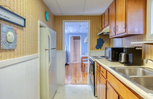 Boothbay Harbor Apartment | Coastal downtown 1 Bed, 1 Bath, full kitchen w/harbor view