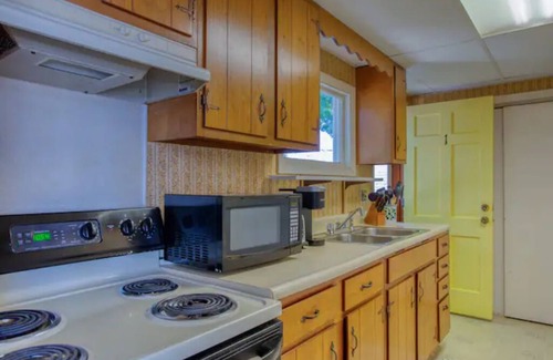 Boothbay Harbor Apartment | Coastal downtown 1 Bed, 1 Bath, full kitchen w/harbor view
