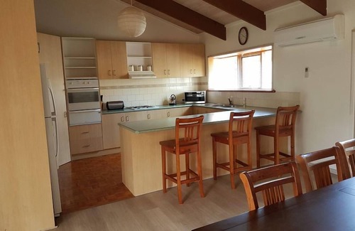 Ocean Grove House | Coastal Escape–400m to Beach,Café & Pub | Pet-Friendly | Spa & Netflix