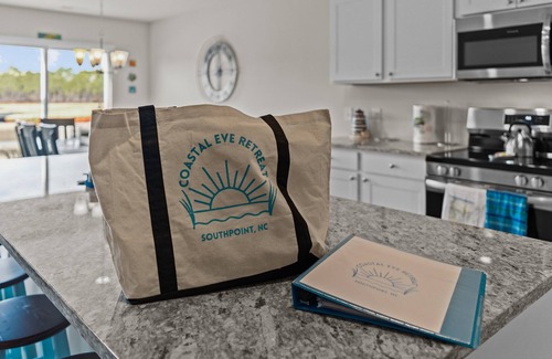 Southport House | Coastal Eve Retreat-pets, fenced yard, beach gear, and more!