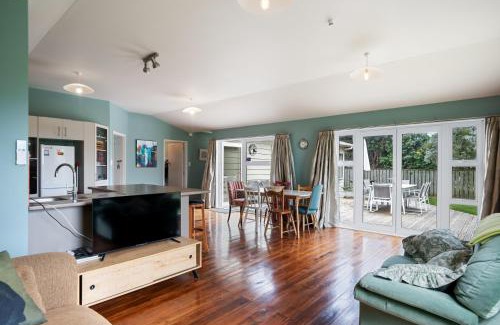 Waitarere Beach House | Coastal Family Escape - Waitarere Beach Retreat