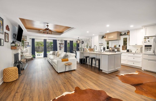 Saint Simons Heights House | Coastal Farmhouse, Private Pool! Walk to Redfern Vlg