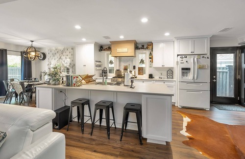 Saint Simons Heights House | Coastal Farmhouse, Private Pool! Walk to Redfern Vlg