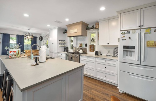 Saint Simons Heights House | Coastal Farmhouse, Private Pool! Walk to Redfern Vlg