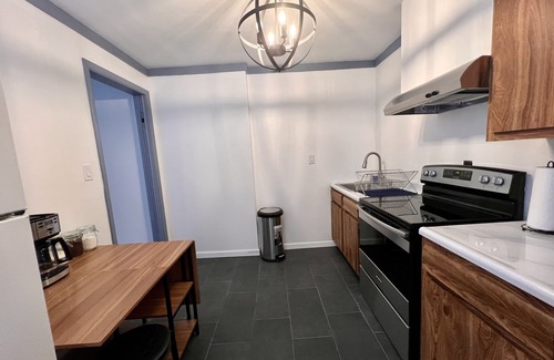 Downtown Niagara Falls House | Coastal Farmhouse 2 bedroom walk to the falls