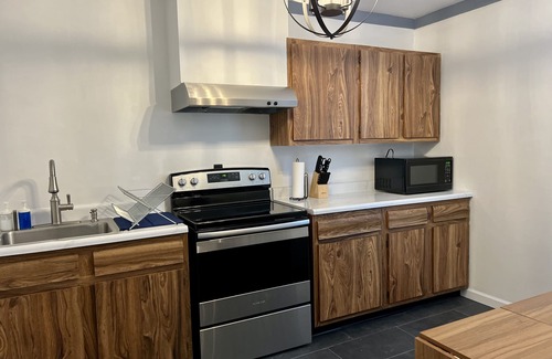 Downtown Niagara Falls House | Coastal Farmhouse 2 bedroom walk to the falls