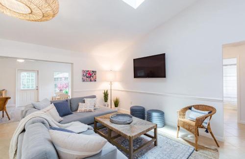 Ridge Wood Heights House | Coastal Getaway minutes from Siesta Key Beach