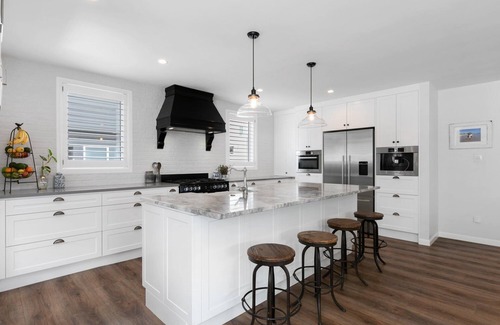 Mount Maunganui House | Coastal Getaway with Pool - Central Mount Maunganui, Spacious 5 Bedroom Home