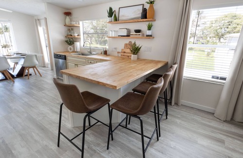 Iona House | Coastal Haven - Minutes Away From The Beach!