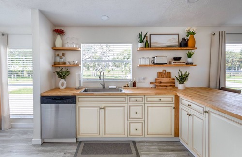 Iona House | Coastal Haven - Minutes Away From The Beach!
