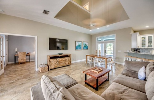 Caloosahatchee House | Coastal Heaven: Huge Lanai-Heated Pool-Canal w Private Dock-River Views