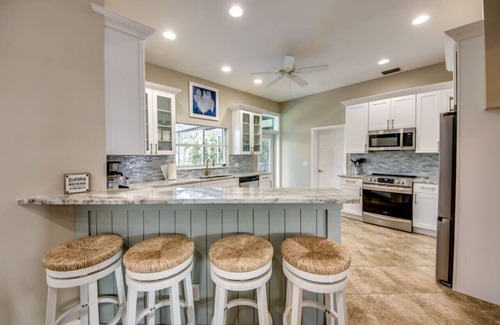Caloosahatchee House | Coastal Heaven: Huge Lanai-Heated Pool-Canal w Private Dock-River Views