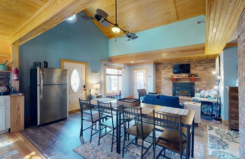 Morehead City House | Coastal home with private hot tub and fire-pit, close to local attractions