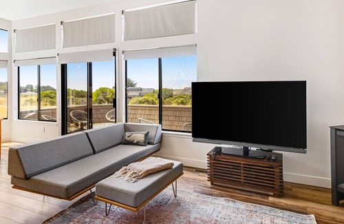 Sea Ranch House | Coastal home with hot tub, view, beach access & fast WiFi - dog-friendly