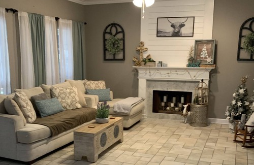Malbis House | Coastal inspired home only minutes from shopping and restaurants.