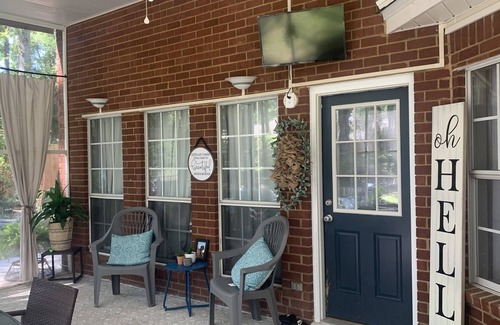 Malbis House | Coastal inspired home only minutes from shopping and restaurants.